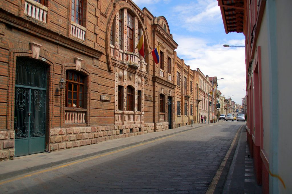 calle larga (typical street)